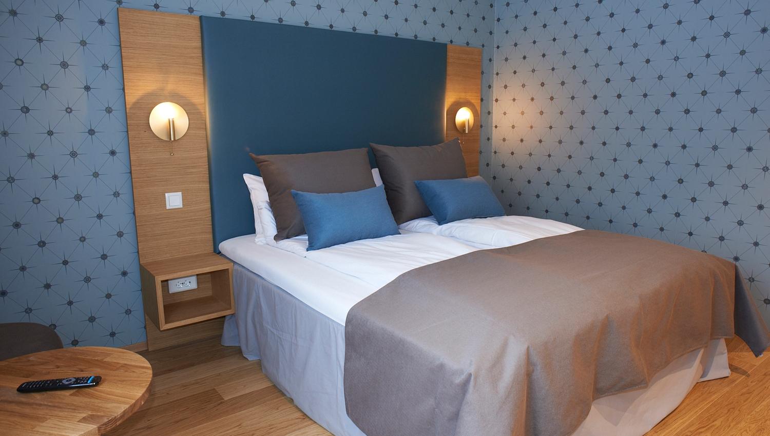 Bed and room at Hotell Sjømilitære Samfund