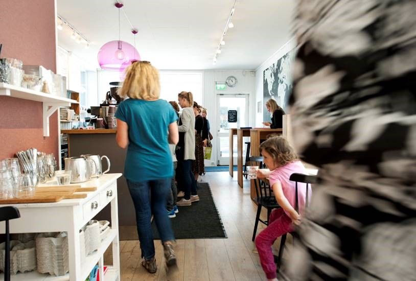 Kunder inne hos Bare Barista