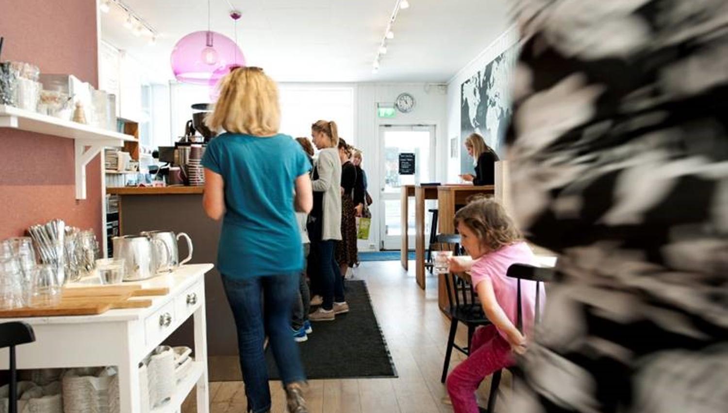 Kunder inne hos Bare Barista