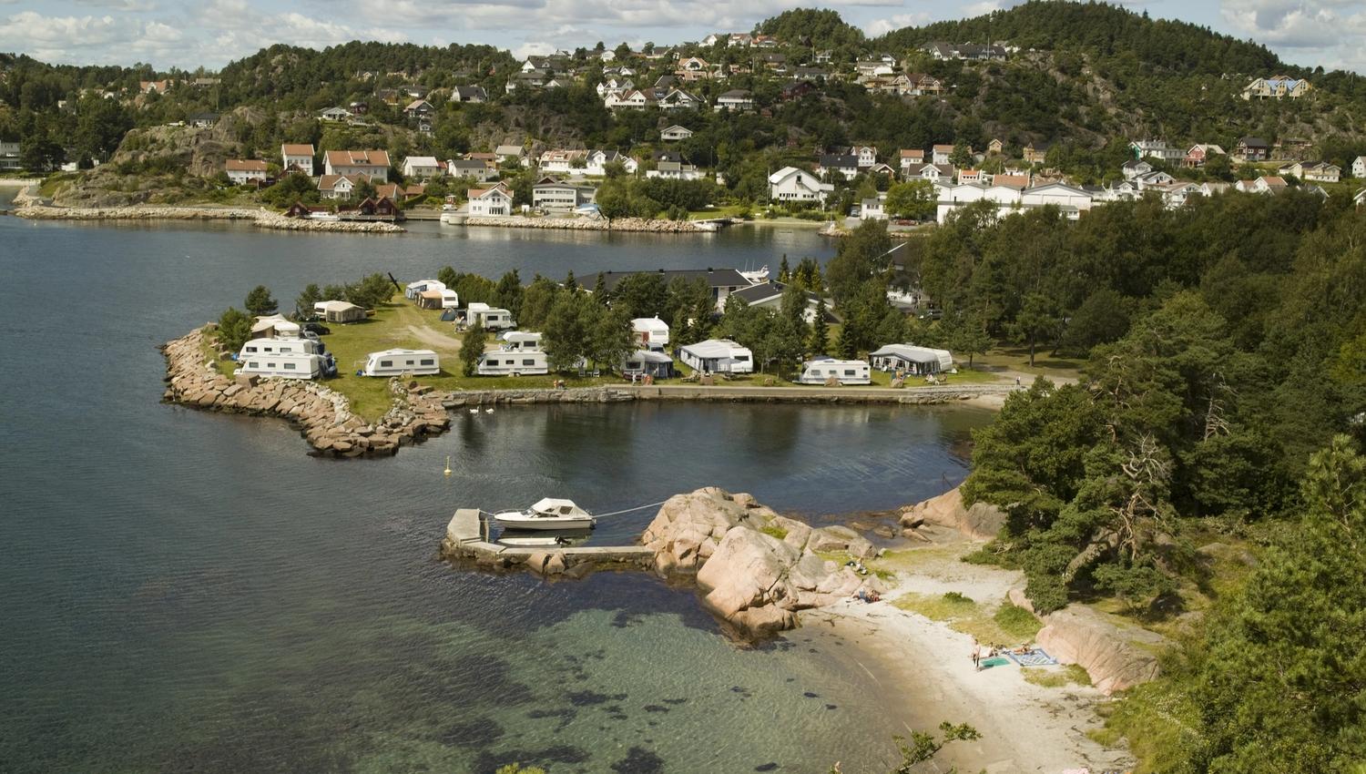 Oversiktsbilde over campingplasser helt nede ved vannet