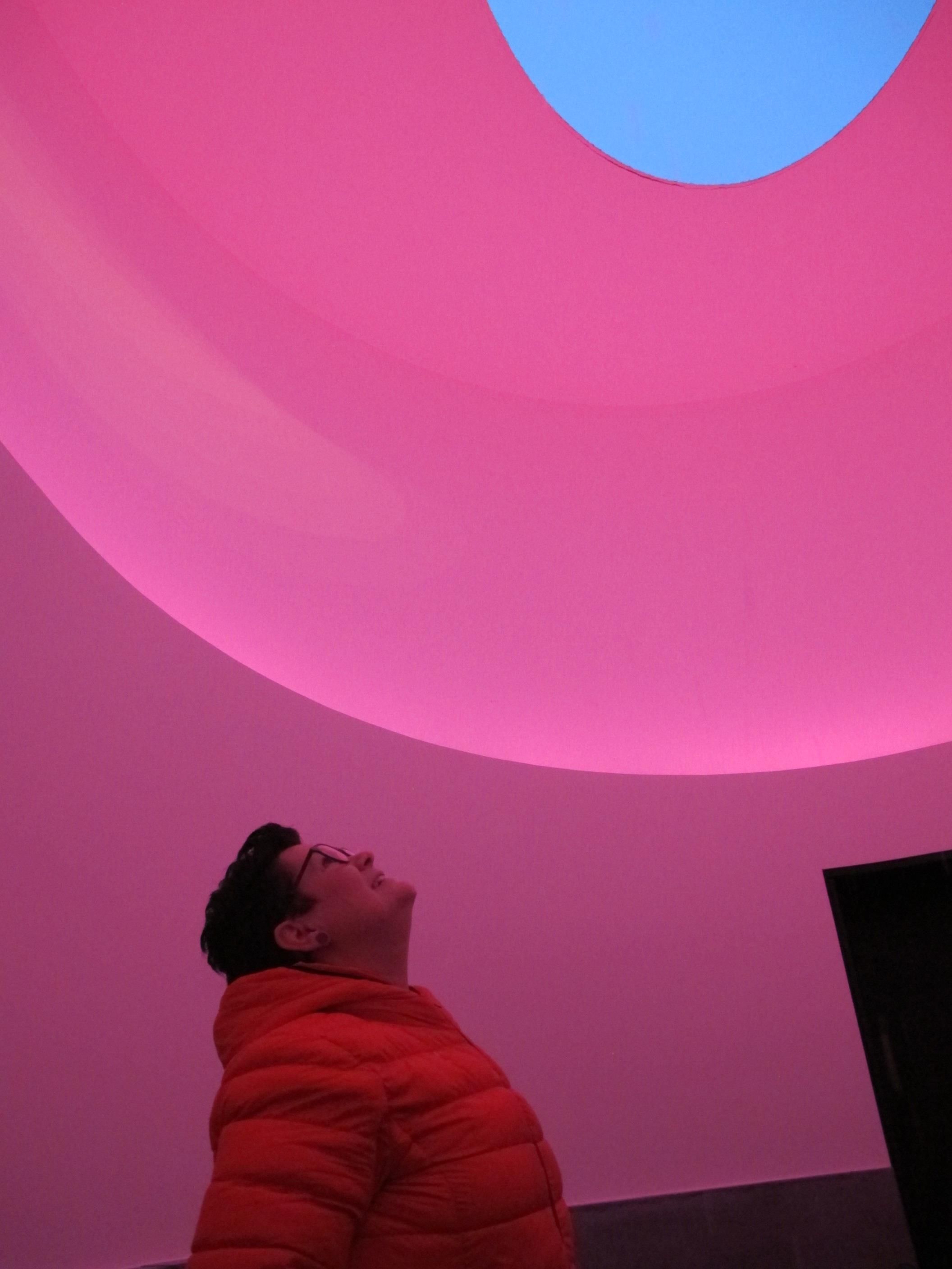 Besøkande opplever ein unik lysinstallasjon inne i Hardanger Skyspace.