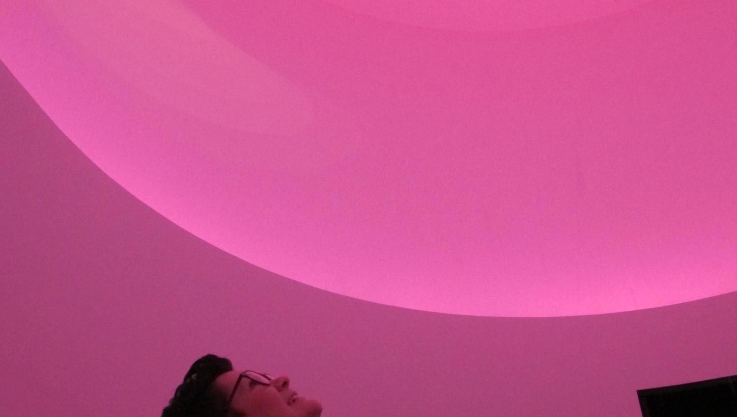 Besøkande opplever ein unik lysinstallasjon inne i Hardanger Skyspace.