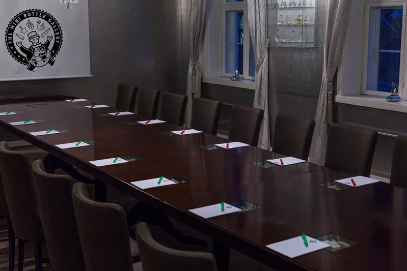 Styrebord med stoler i et rom