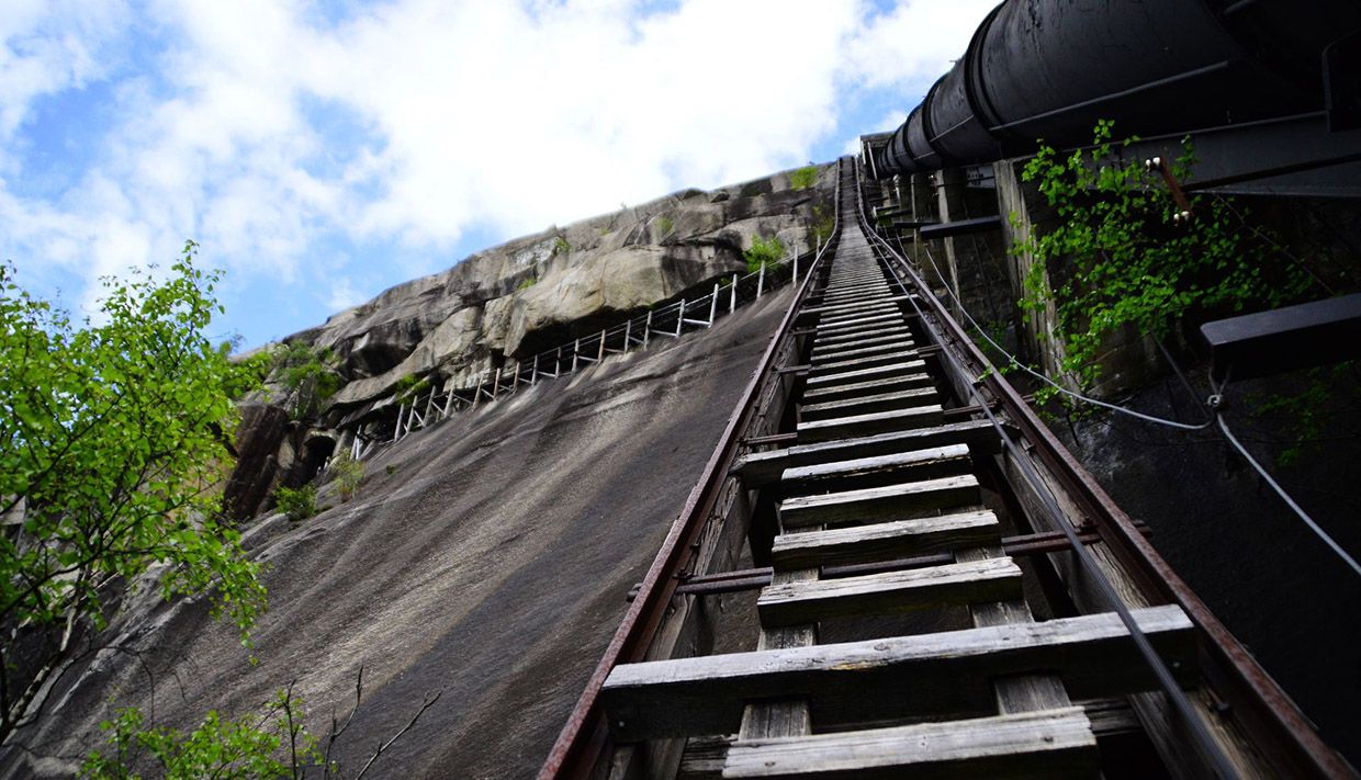 Stigetrapp opp fjellsida langs røyrgata i Tyssedal.