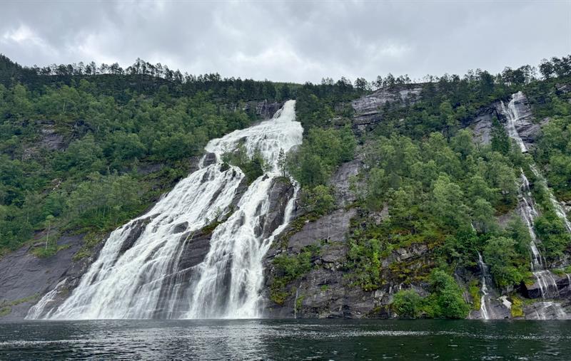 The waterfall near Modalen
