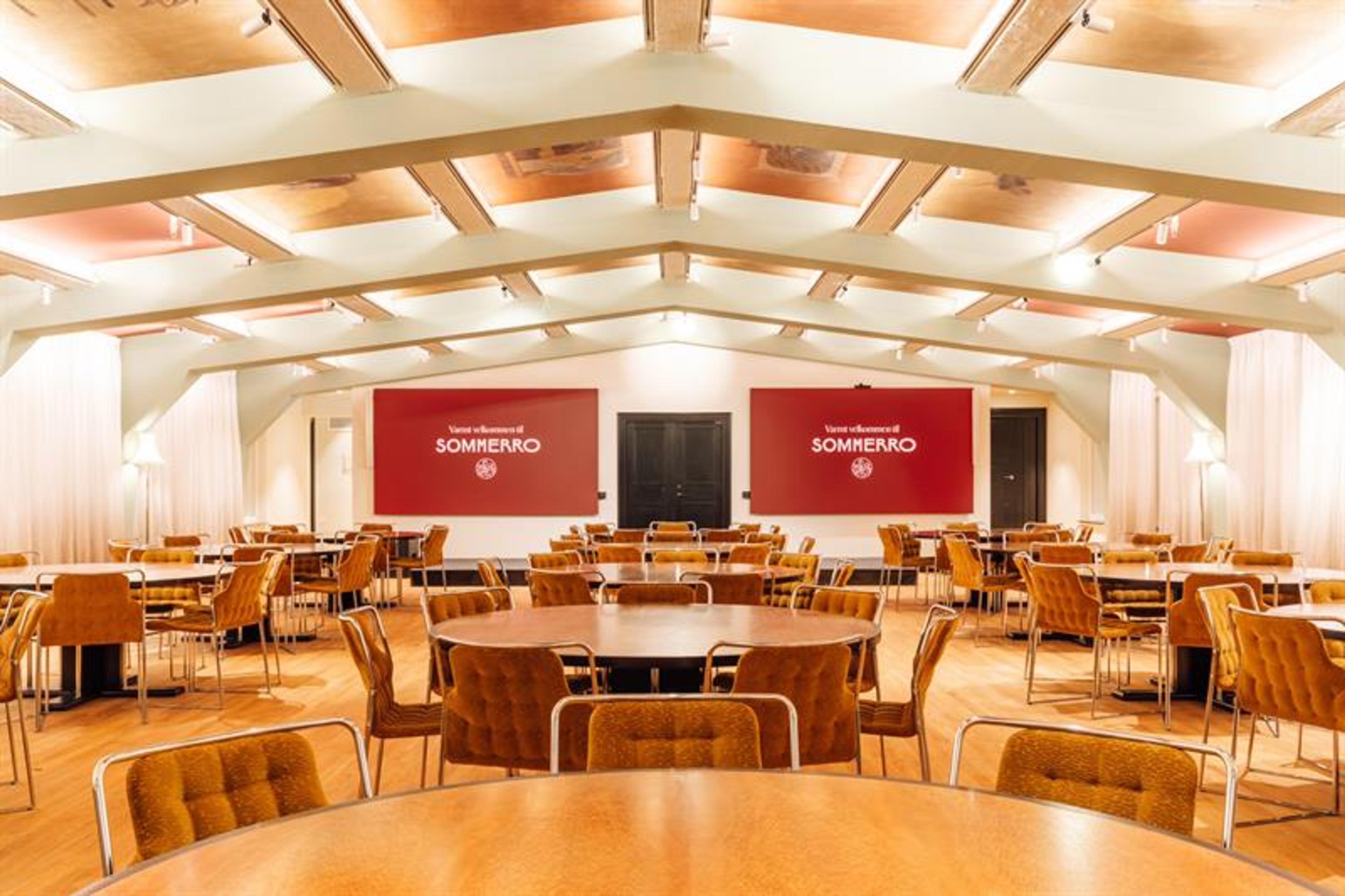 Kroghsalen interior with round tables.