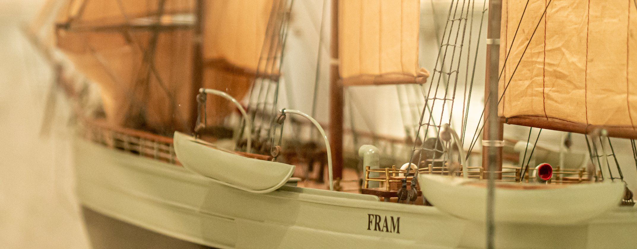 En miniatyr-båtmodel inne på museet