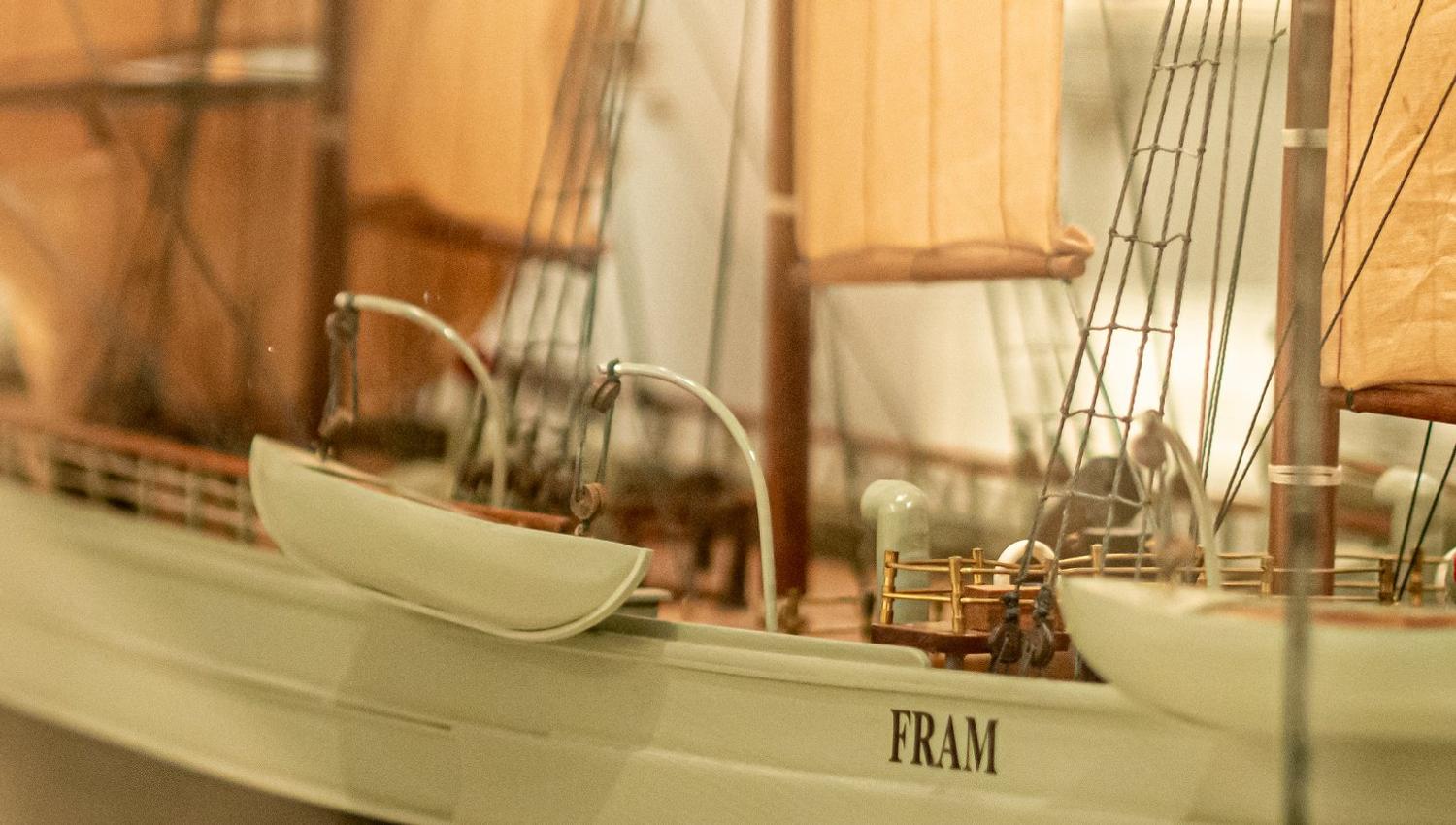 En miniatyr-båtmodel inne på museet