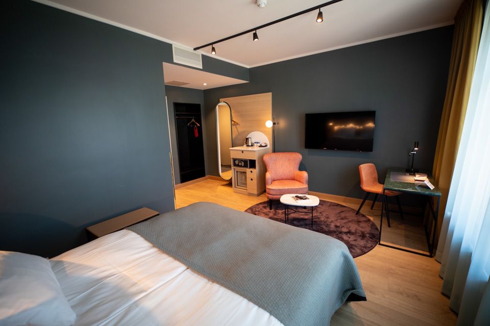 Guest room with dark walls. Hotell Bondeheimen, Oslo. Photo
