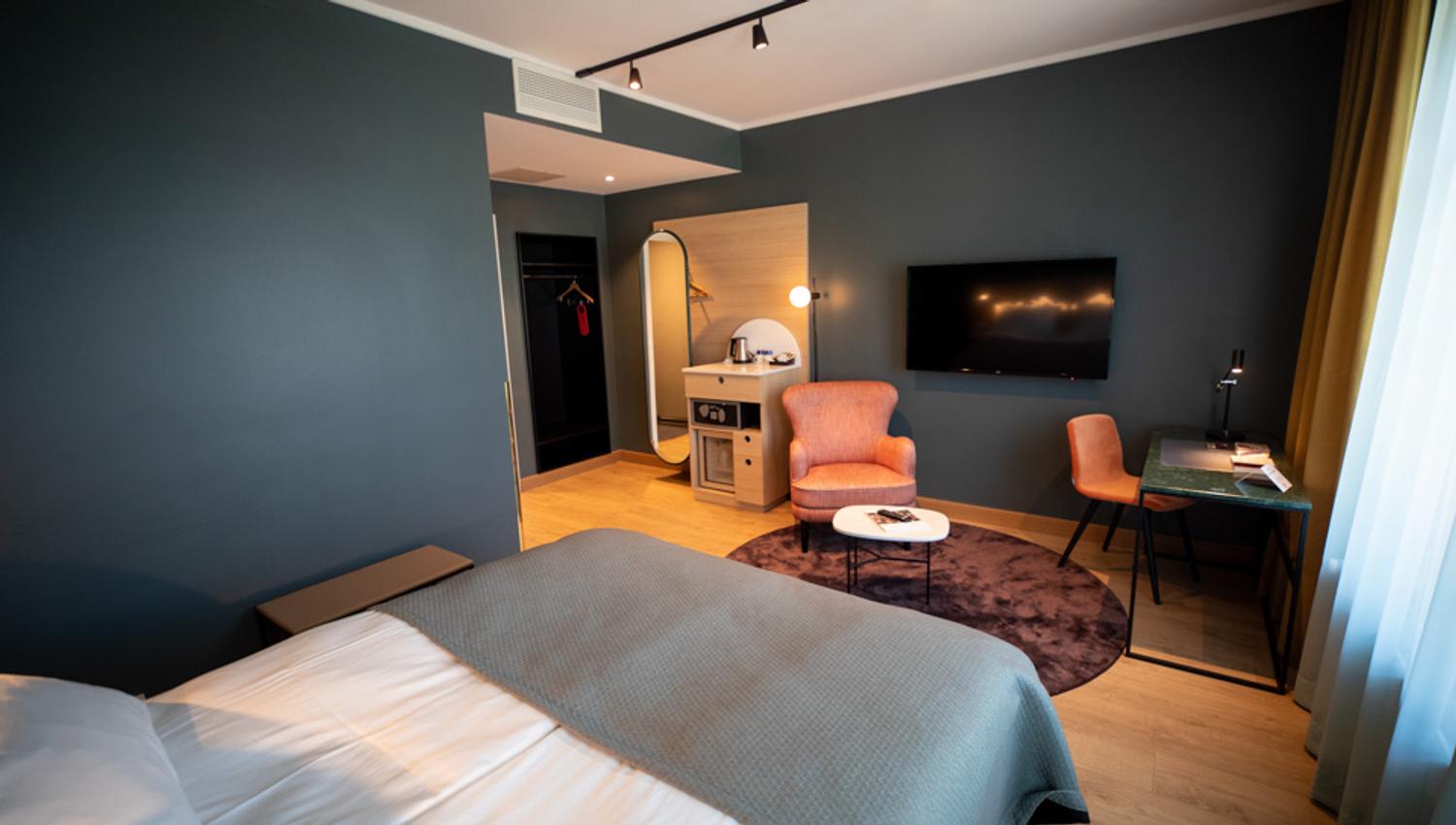 Guest room with dark walls. Hotell Bondeheimen, Oslo. Photo