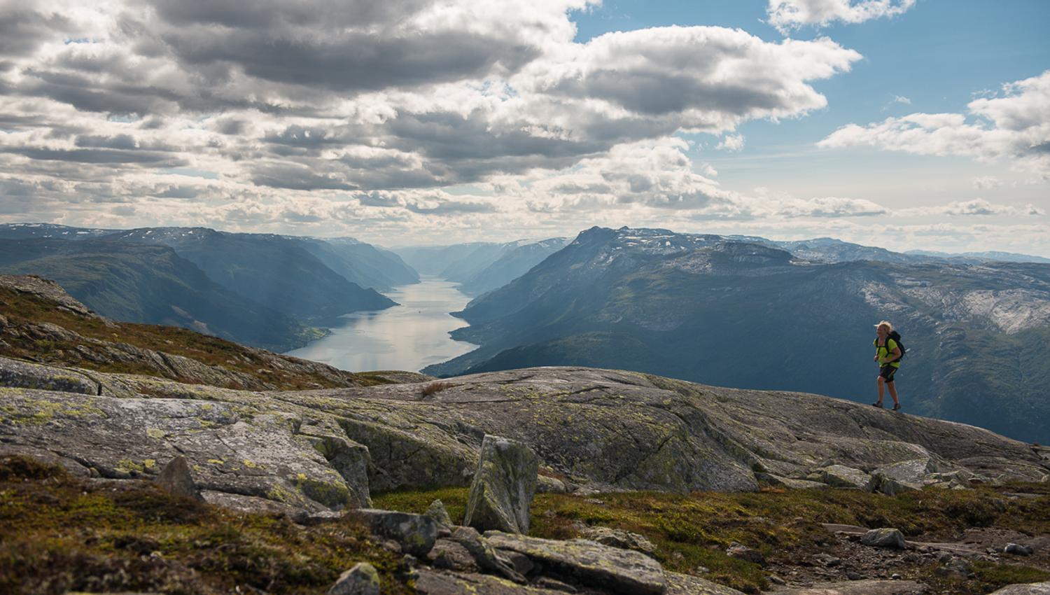 Turgåar nyter utsikta frå fjellet over Hardangerfjorden og mektige fjell.