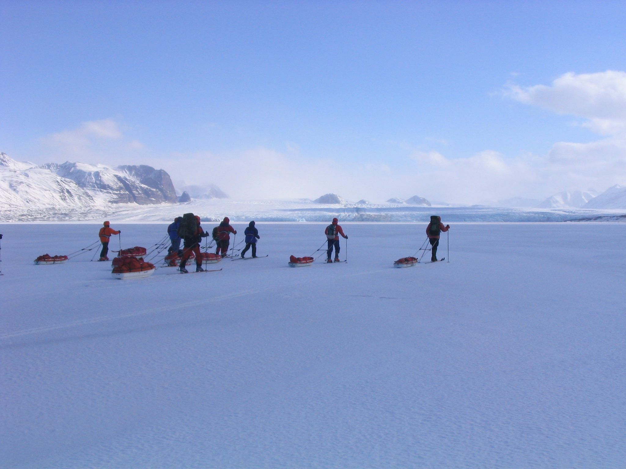 En turgruppe som drar pulker på skitur