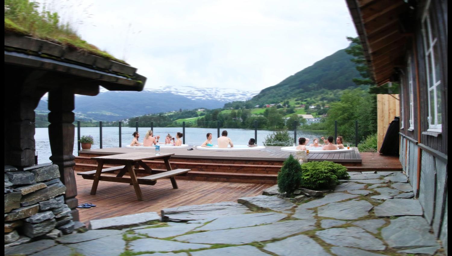 Utandørs boblebad og badstove - Voss Active Friluftsspa