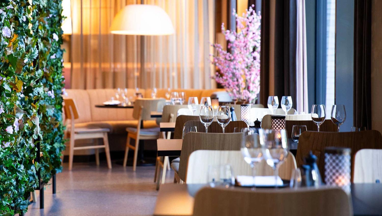 Restaurantinteriør av dekkede bord og stoler