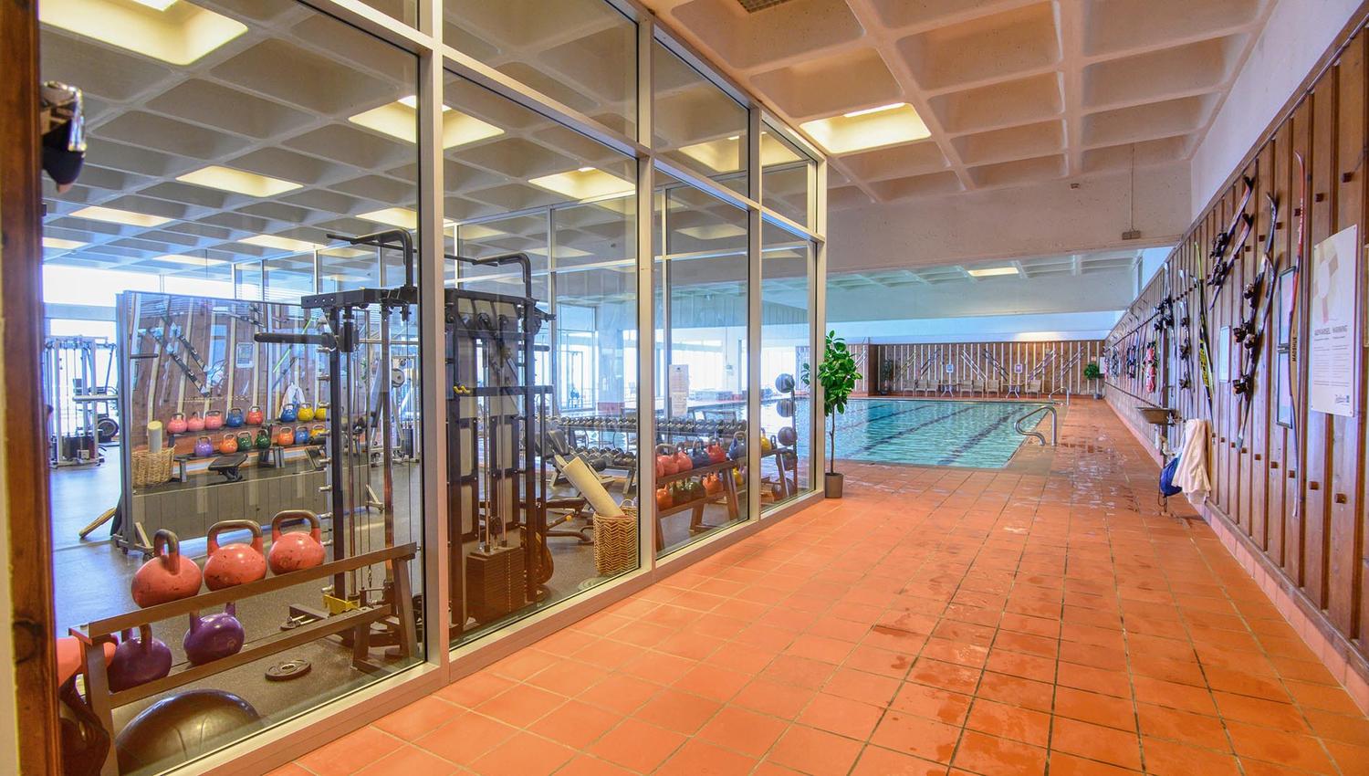 Gym med svømmebasseng i bakgrunn