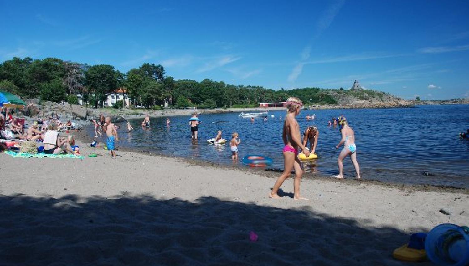 Mennesker som slapper av langs stranda