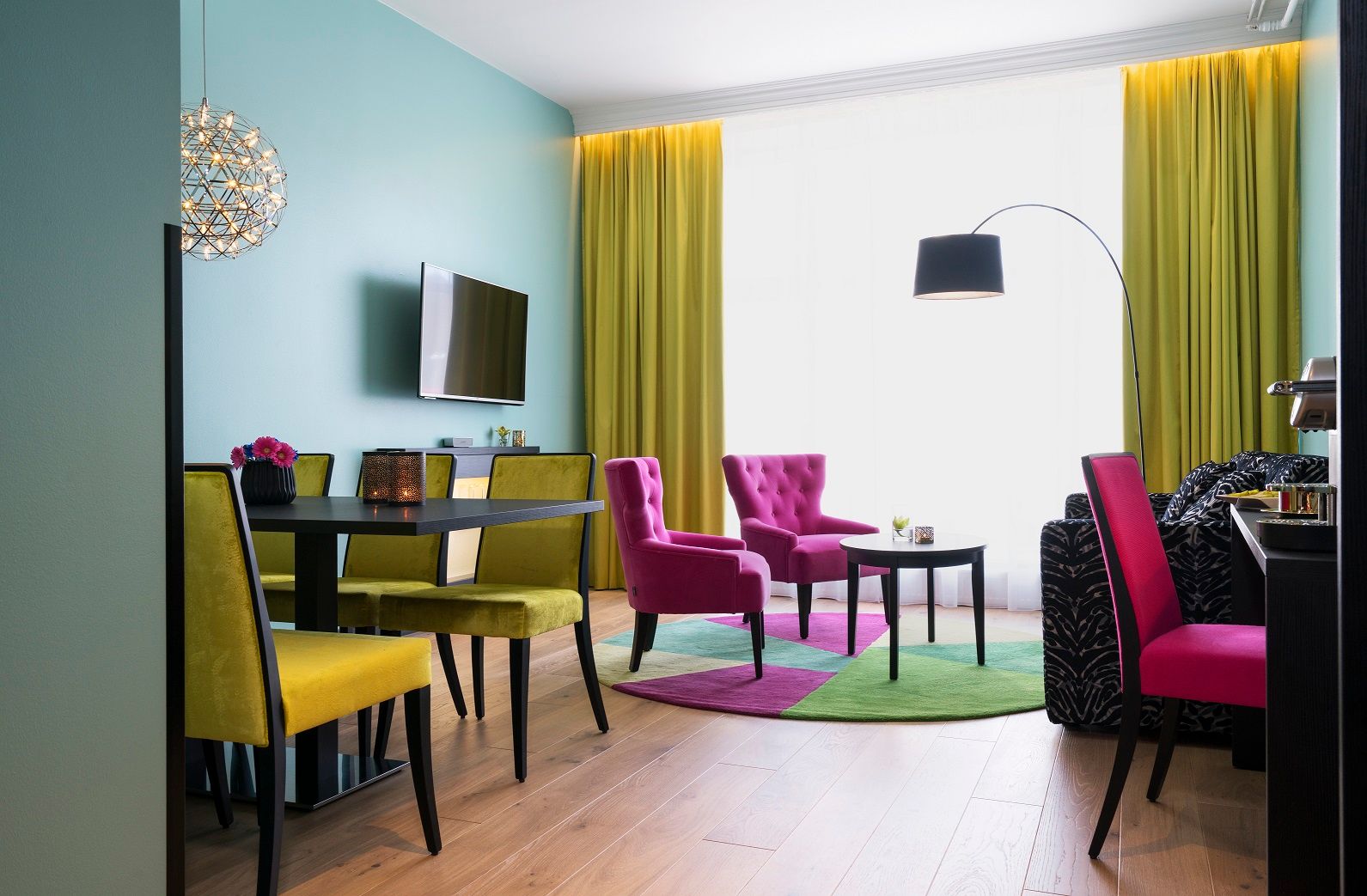 Hotel room with pink and yellow interior at Thon Hotel Terminus in Oslo. Photo.