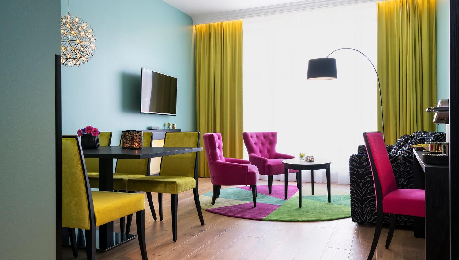 Hotel room with pink and yellow interior at Thon Hotel Terminus in Oslo. Photo.