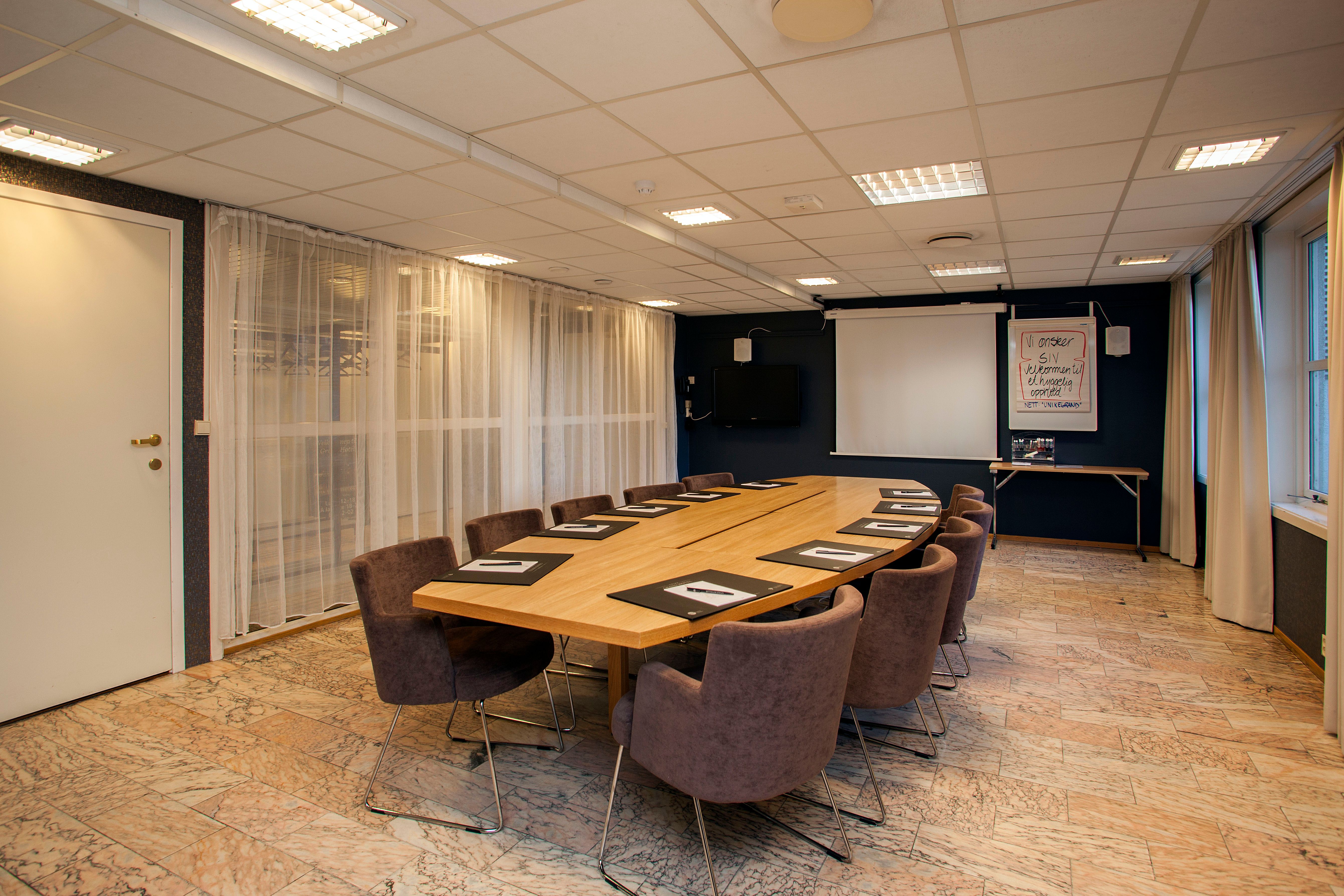 Møterom med langbord og stoler