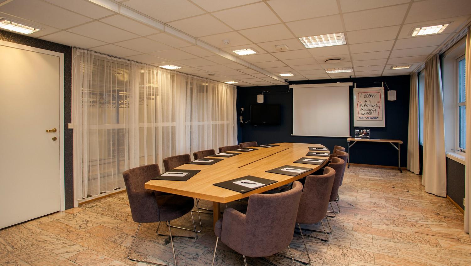 Møterom med langbord og stoler