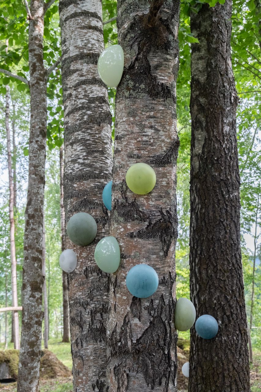 glass ballonger i fler farger i et tre
