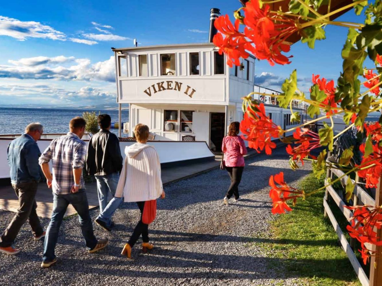 Panoramahytter i Evjua Strandpark, restaurantbåten Viken II