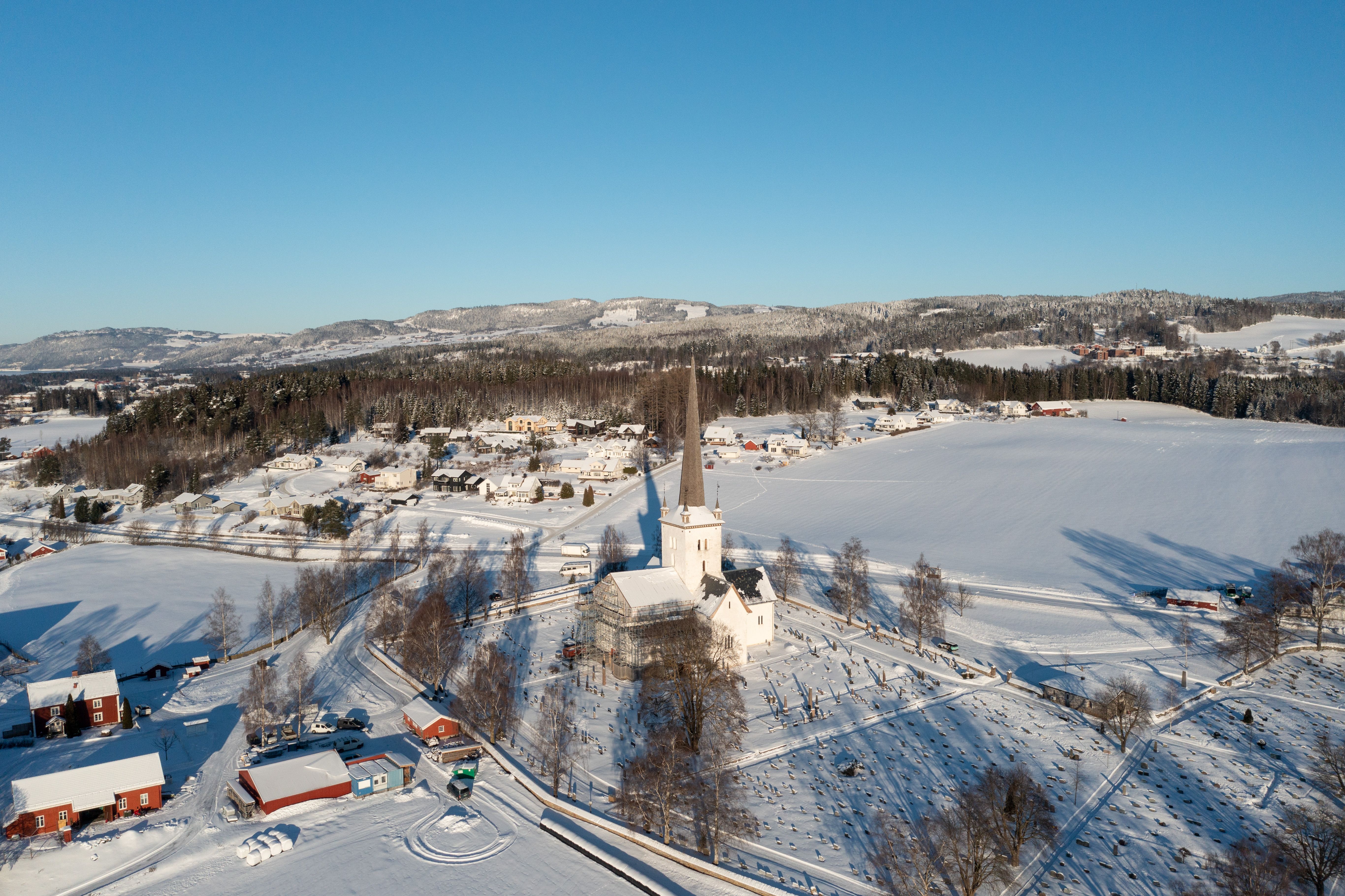 Dronebilde av Ringsaker kirke.
