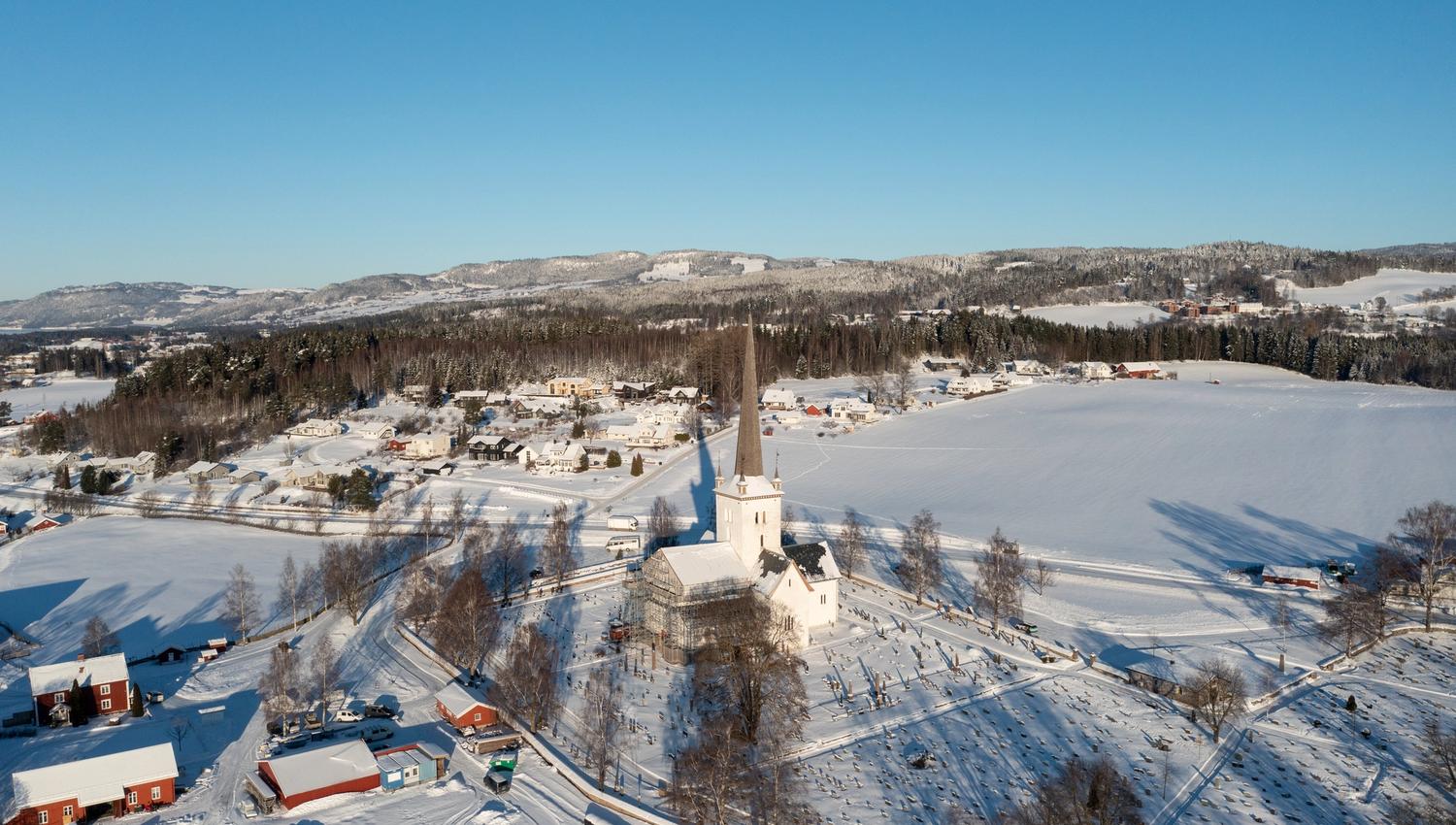 Dronebilde av Ringsaker kirke.