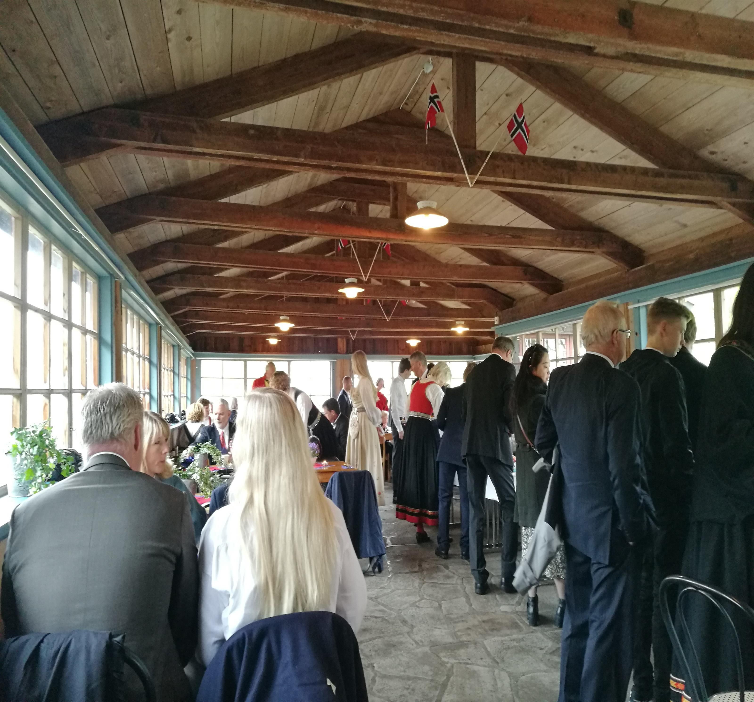 Selskap inne på Seterkaféen