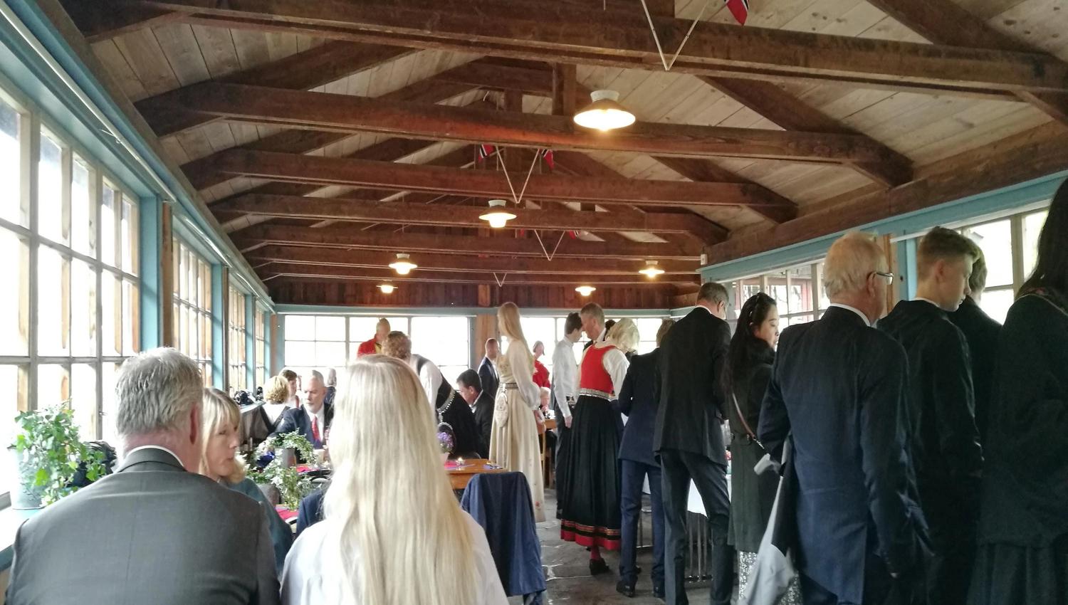 Selskap inne på Seterkaféen