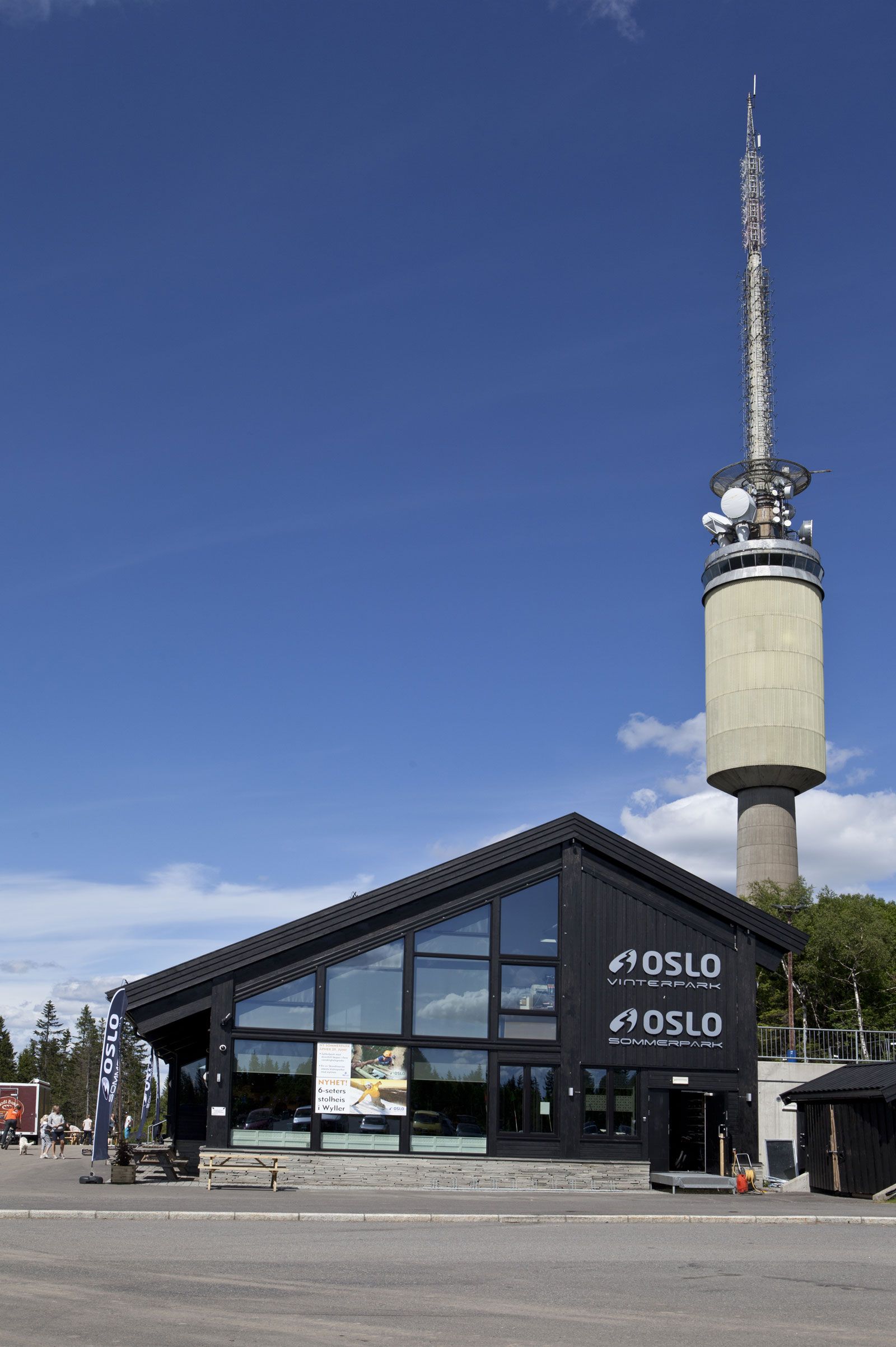 Entrance to Skimore Oslo - summerpark