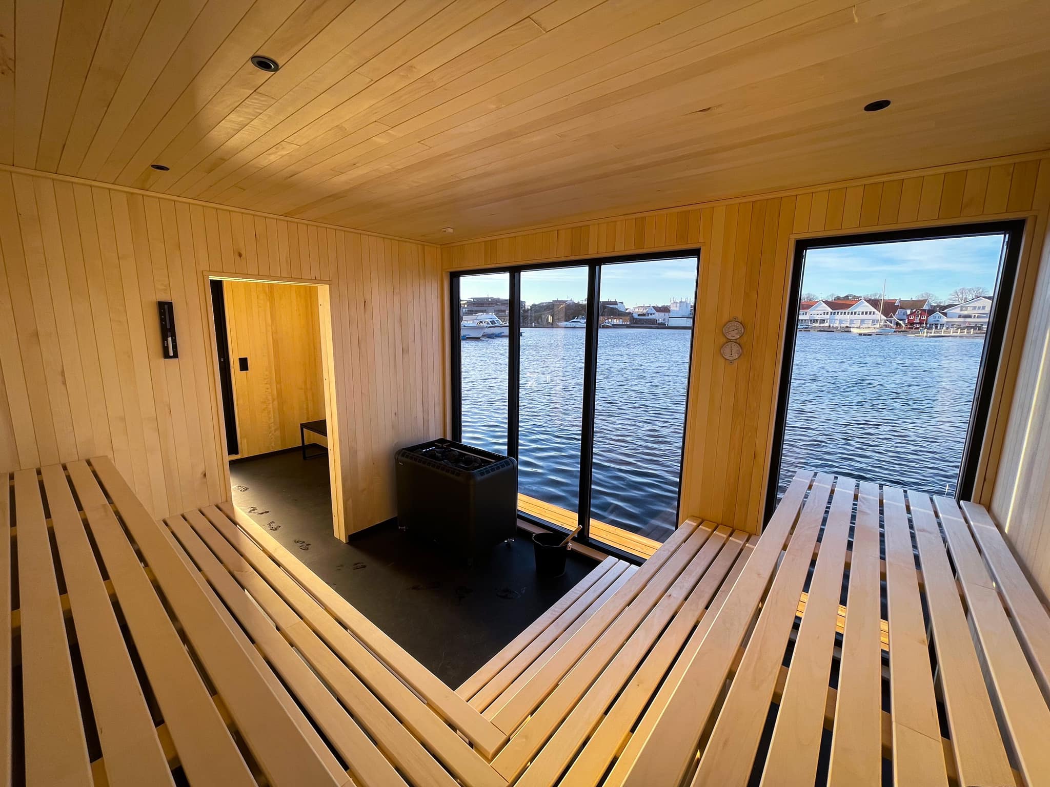 Inne i badstubåten Pysen med utsikt ut over Mandalselva gjennom vinduene