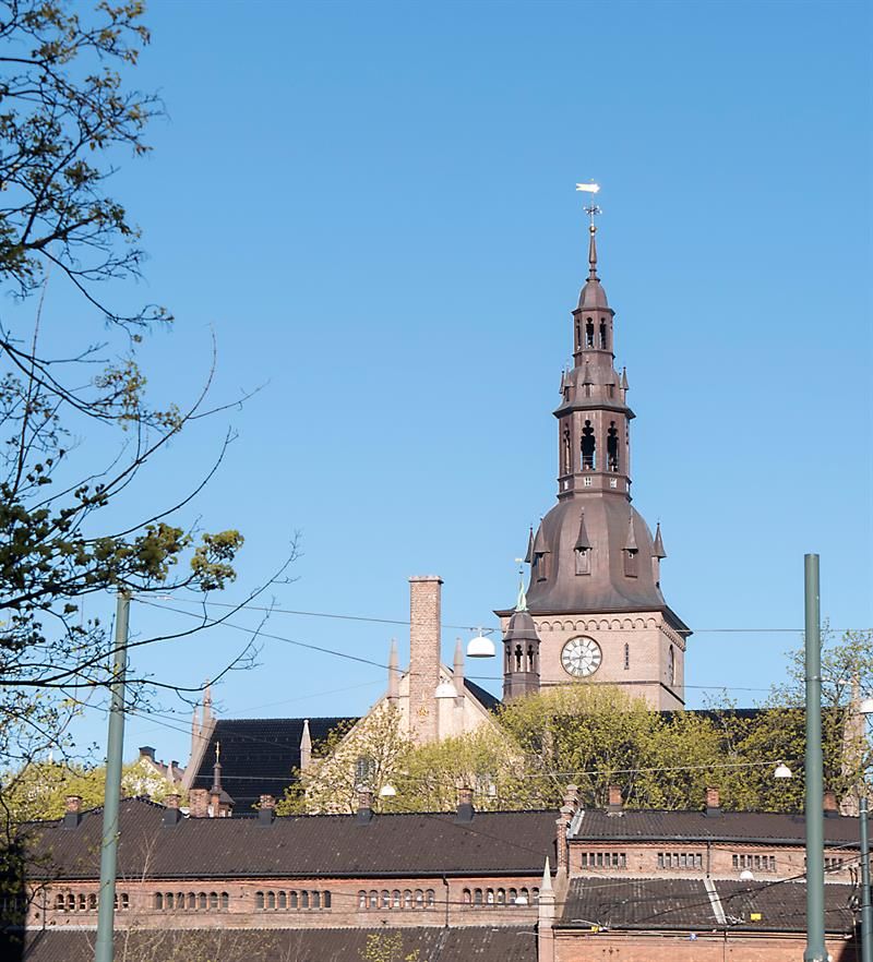 taket til bygningene i kirkeristen med takene til oslo domkirke i bakgrunnen