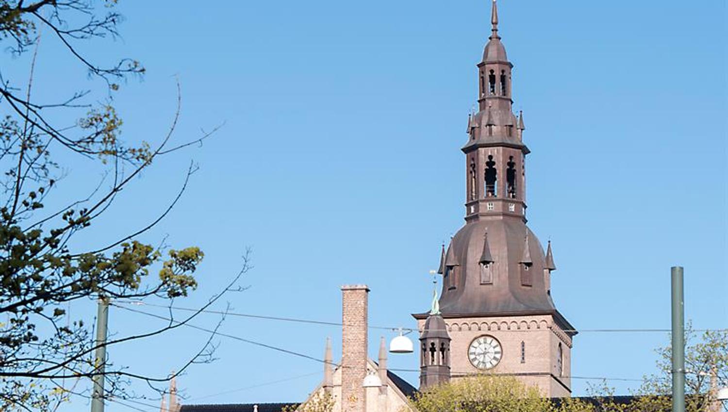 taket til bygningene i kirkeristen med takene til oslo domkirke i bakgrunnen