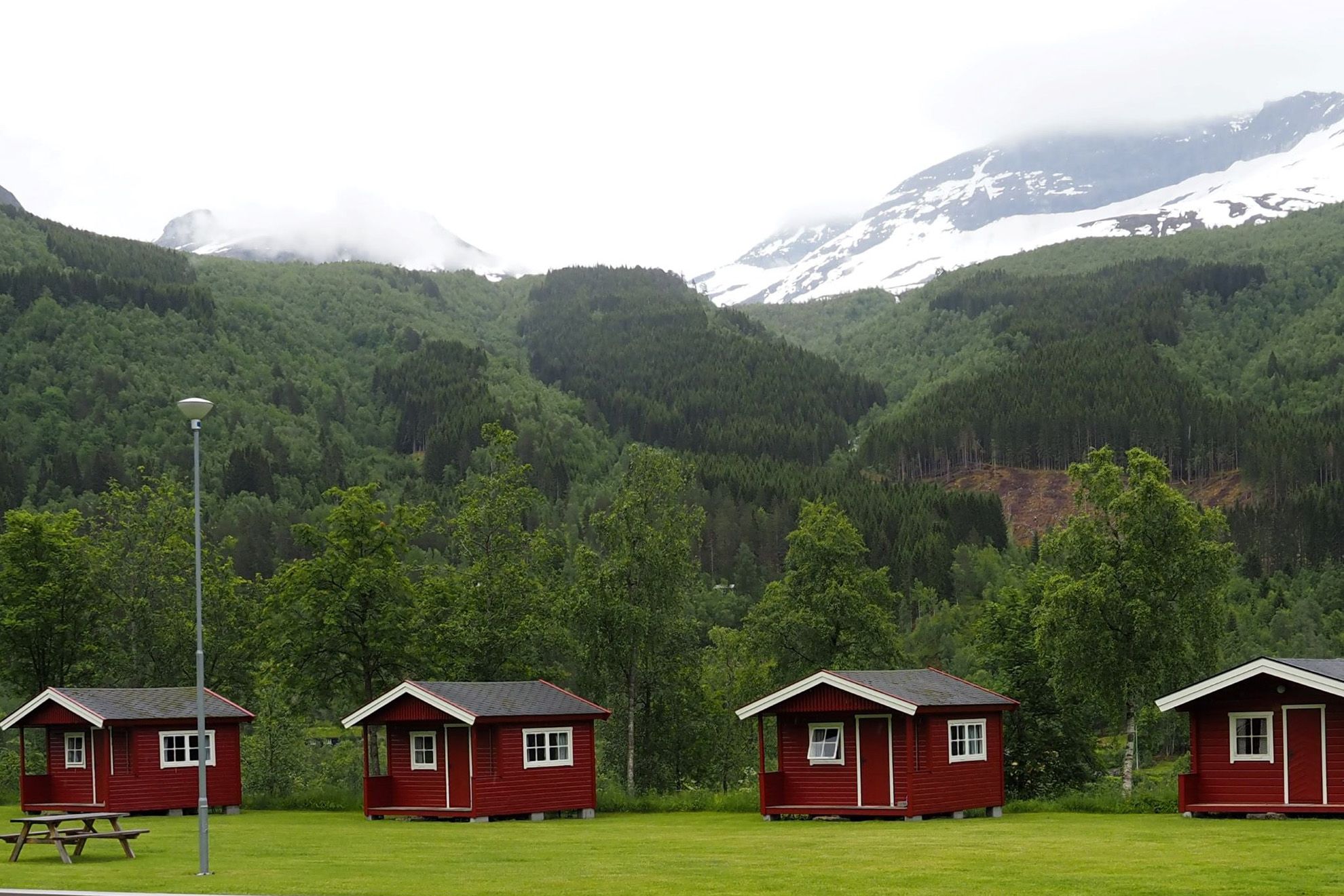 Hytter på Gjerde Camping om kransa av fjell.