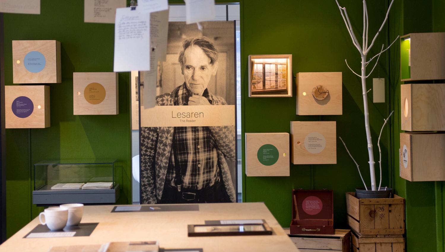 Interaktiv utstilling på Haugesenteret med fokus på lesaren Olav H. Hauge og hans verk, omringa av kunst og litterære verktøy.