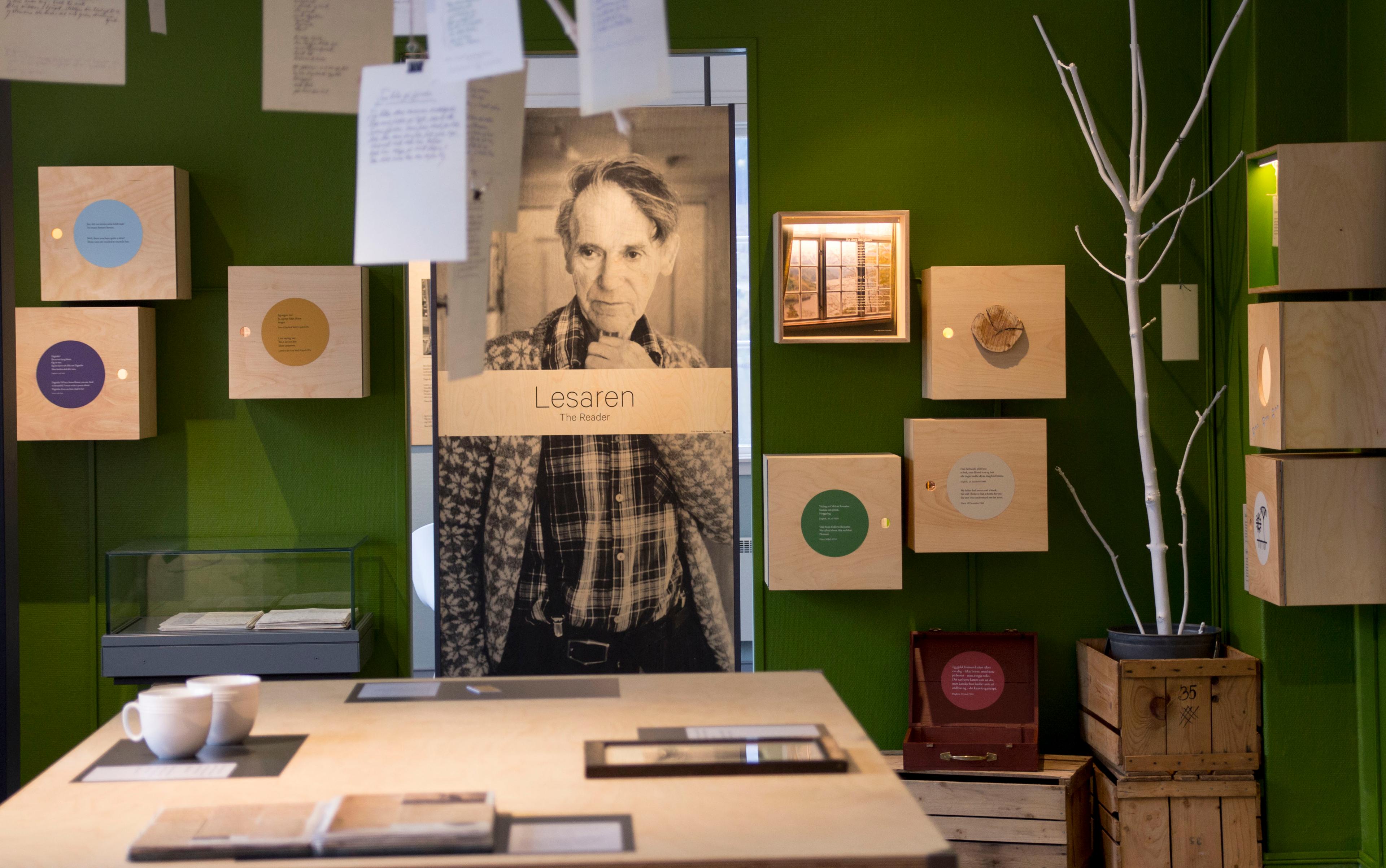 Interaktiv utstilling på Haugesenteret med fokus på lesaren Olav H. Hauge og hans verk, omringa av kunst og litterære verktøy.