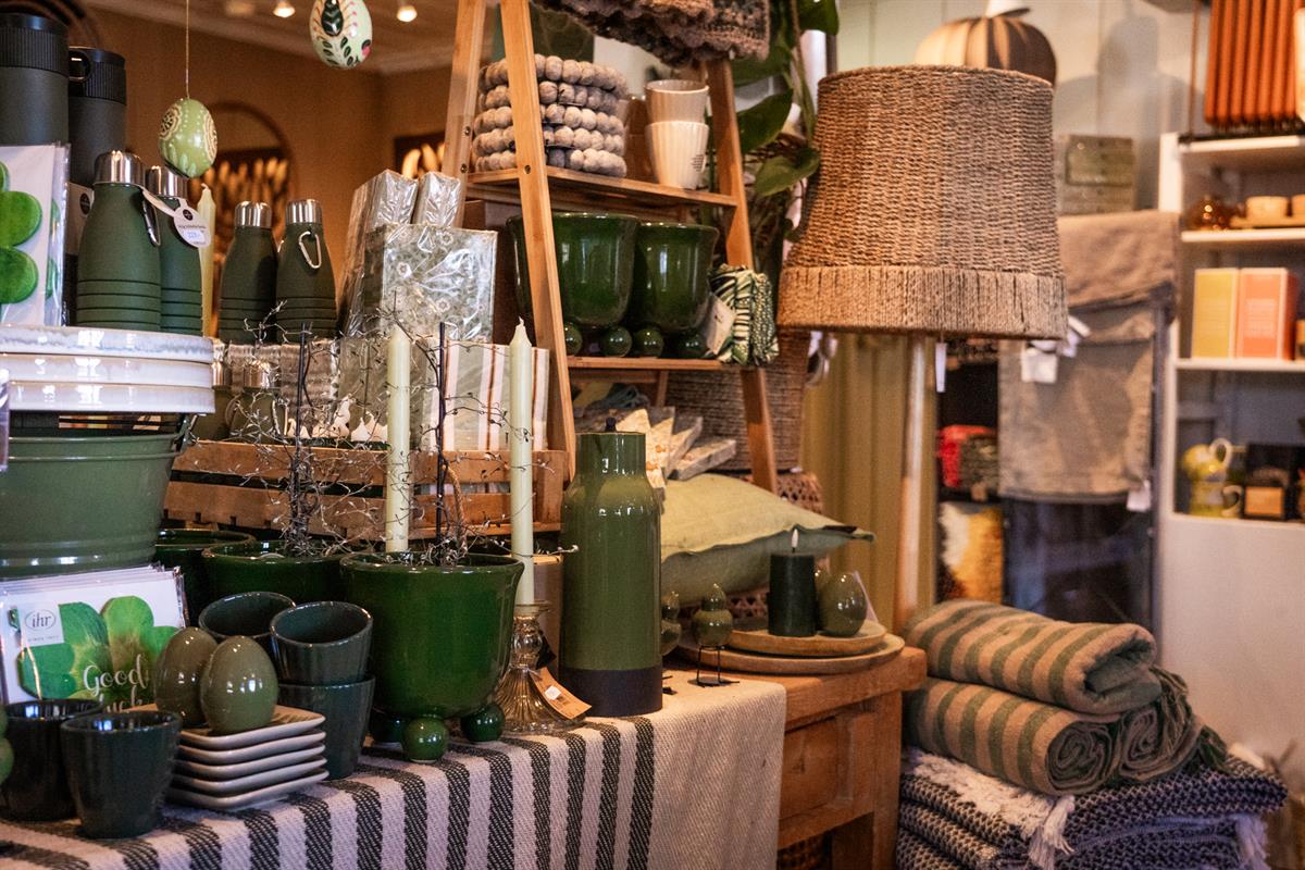 De 4 årstider, interiørbutikken på Peder Balke-senteret med lokale matvarer og blomster.