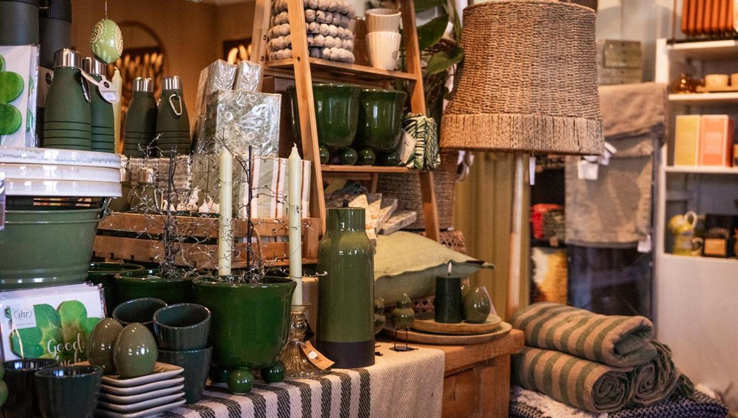 De 4 årstider, interiørbutikken på Peder Balke-senteret med lokale matvarer og blomster.