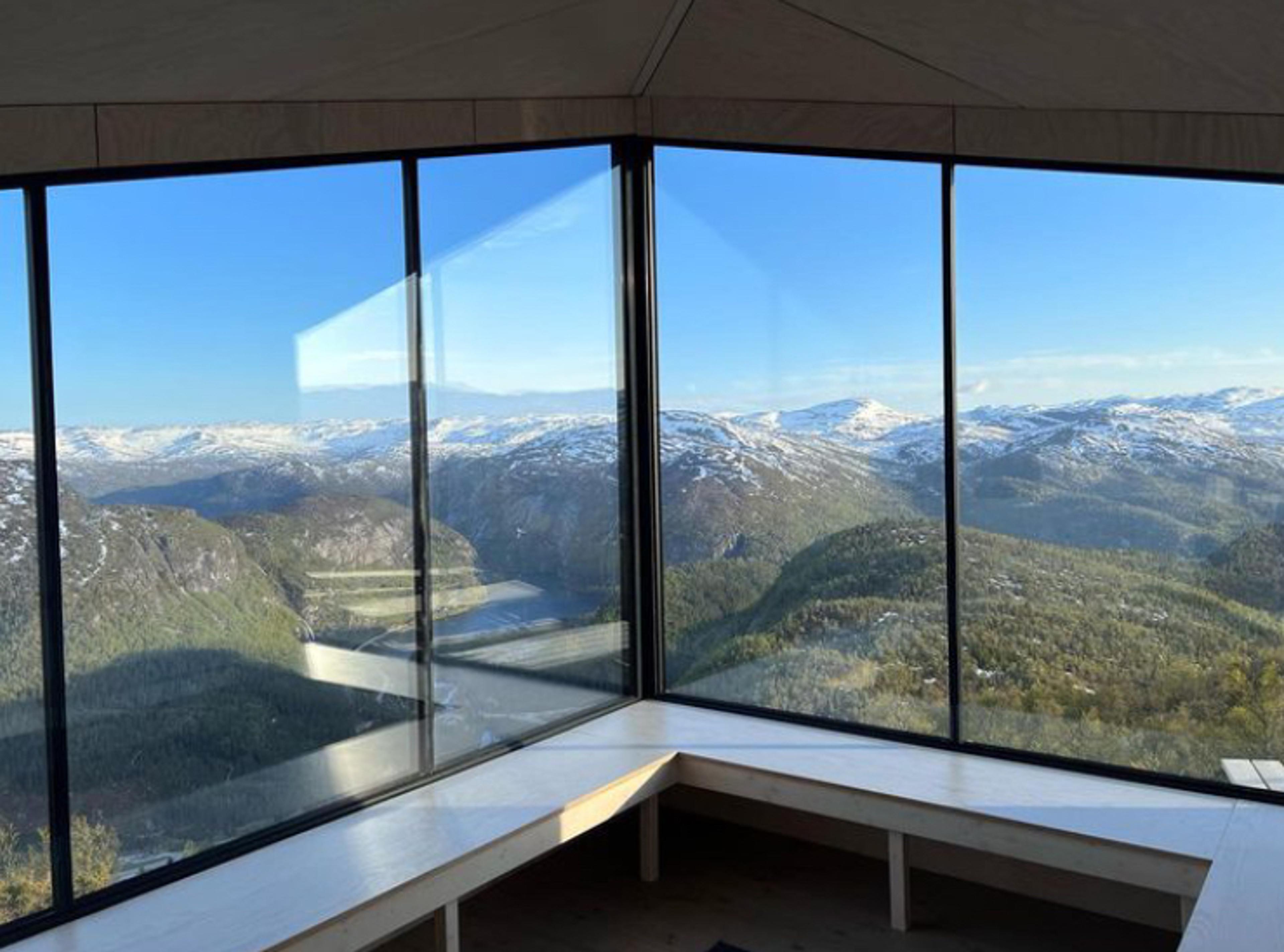 Innendørs i Jarebu med panoramautsikt
