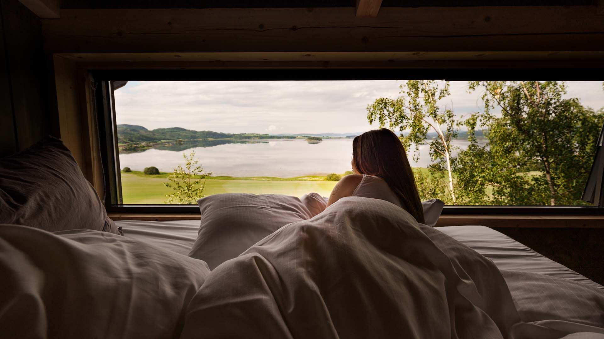 Slapper av i sengen med panoramautsikt over Borgenfjorden