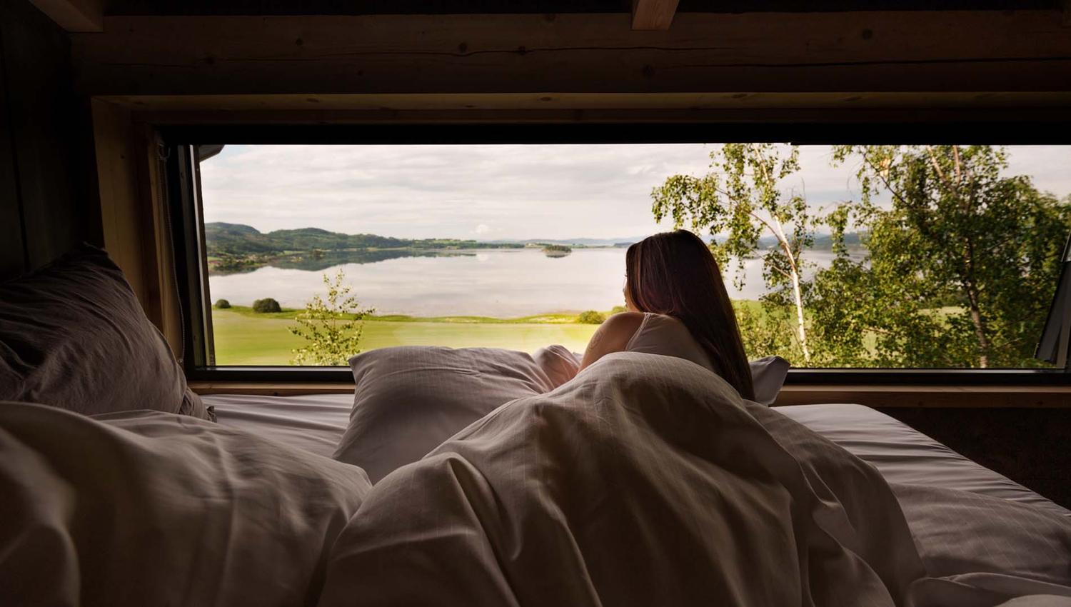 Slapper av i sengen med panoramautsikt over Borgenfjorden