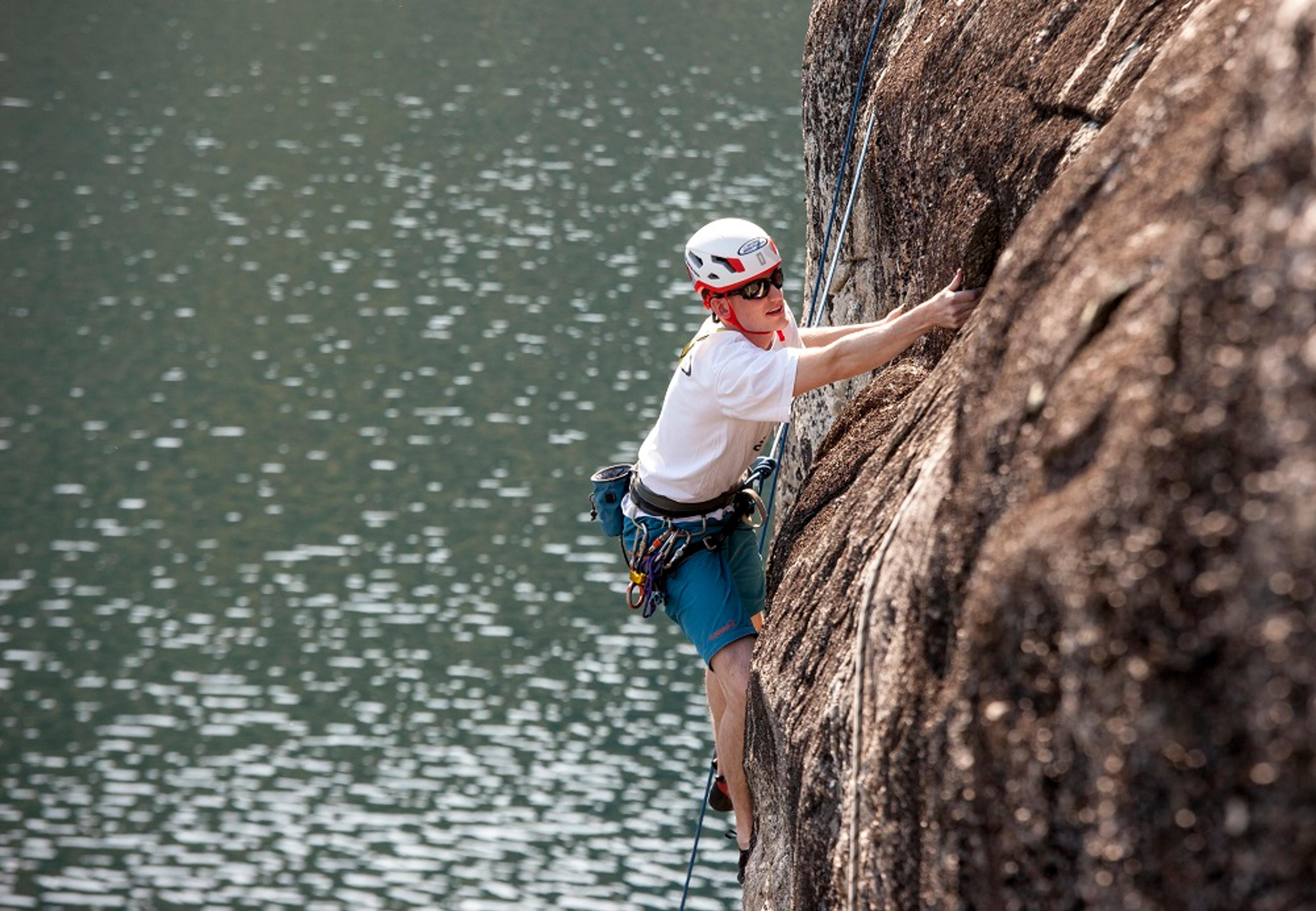 Klettern, Abseilen und Höhlentour in Valldal