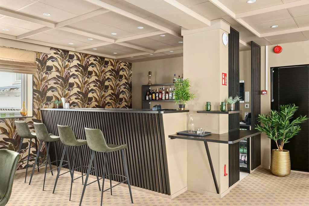 Moderne bar kor ein kan vere sosial og slappa av med forfriskningar