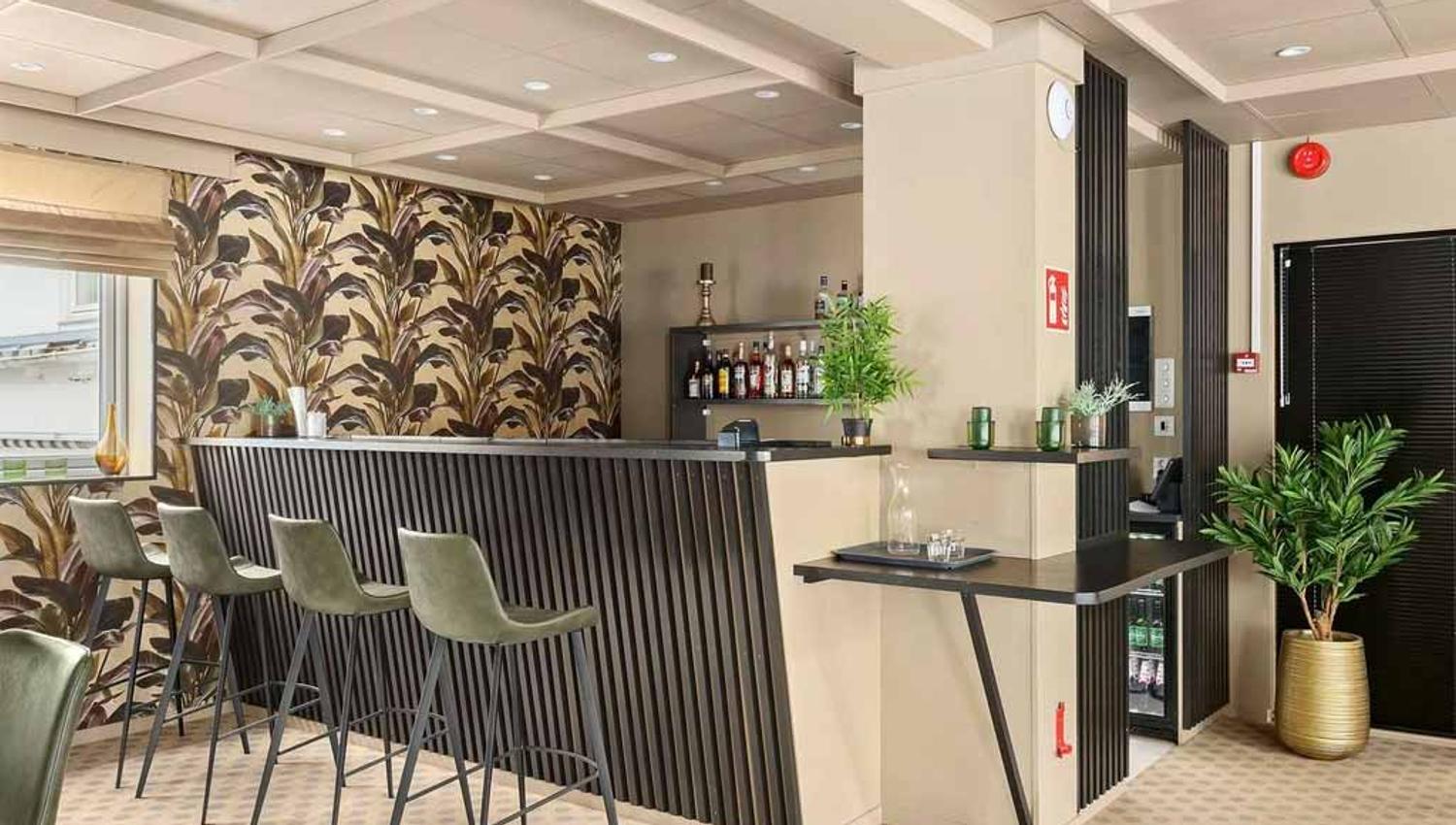 Moderne bar kor ein kan vere sosial og slappa av med forfriskningar
