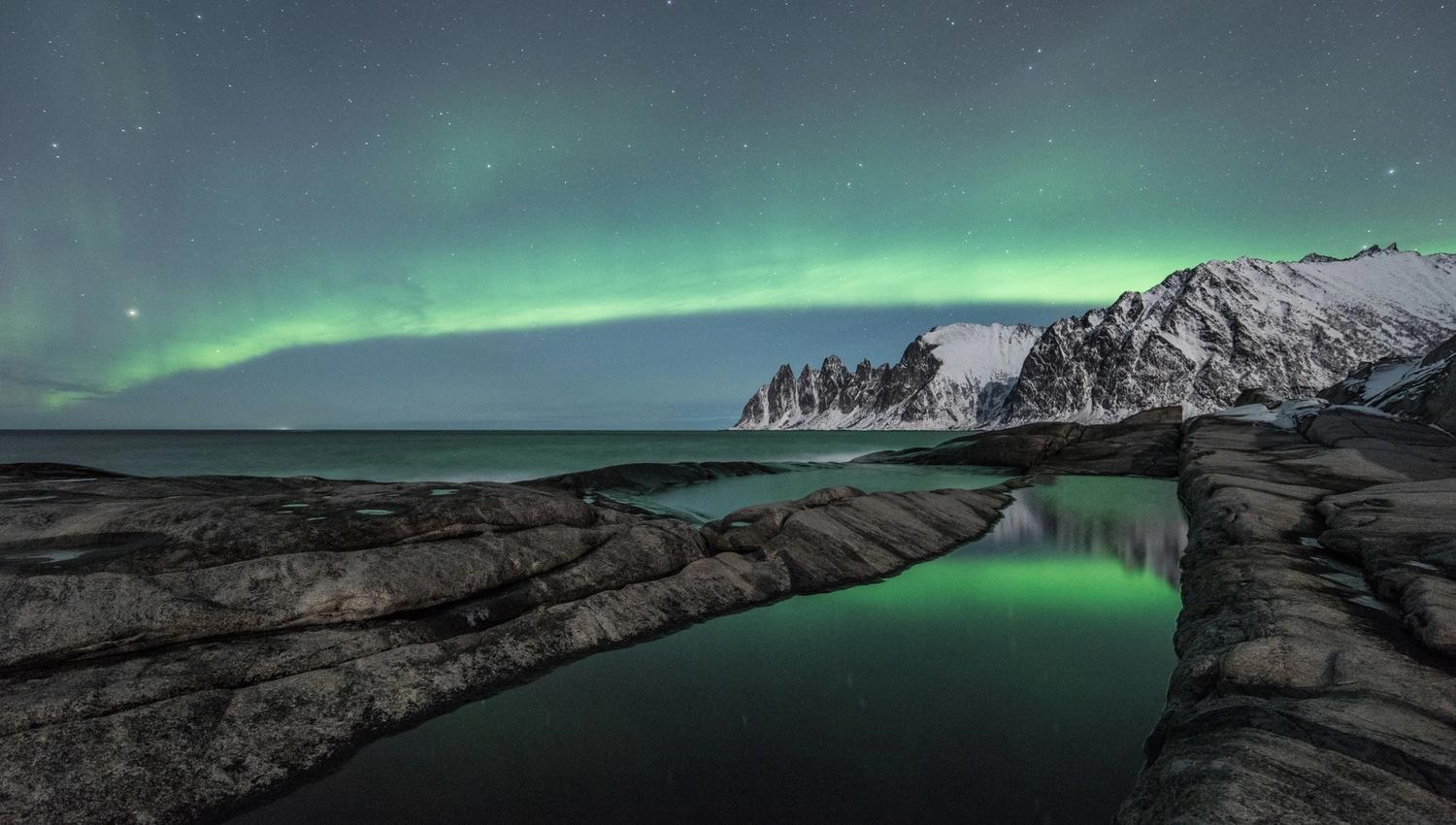 Nordlys over hav og fjell