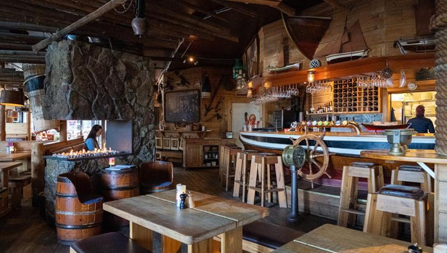 Cosy interior with bar counter and kitchen in the background.