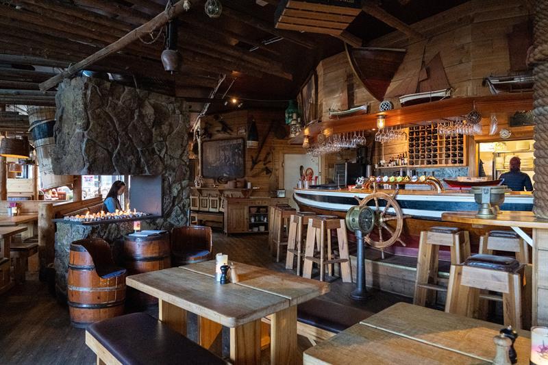 Cosy interior with bar counter and kitchen in the background.