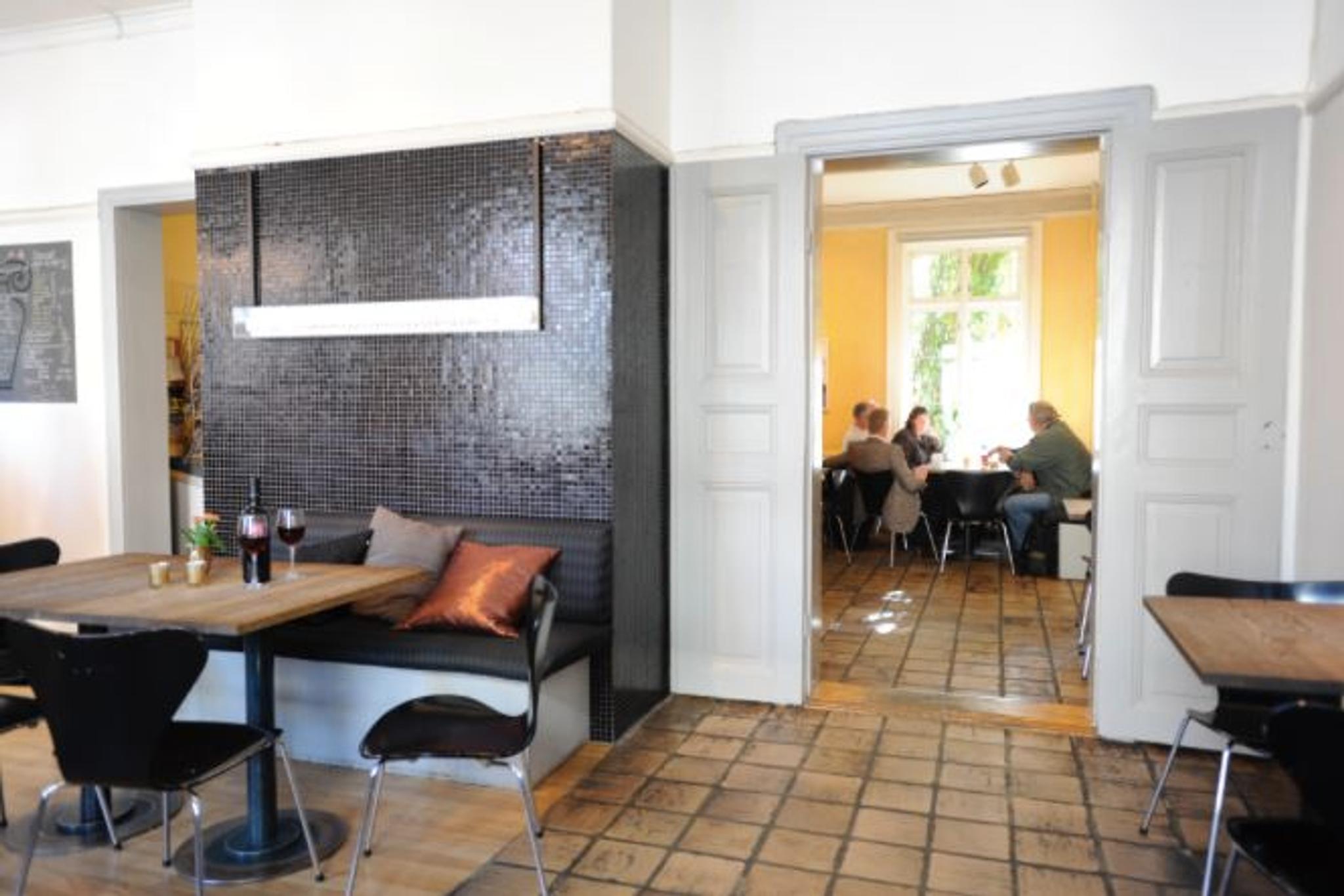 Kunstkafé med god mat og drikke, og en fantastisk bakgård.