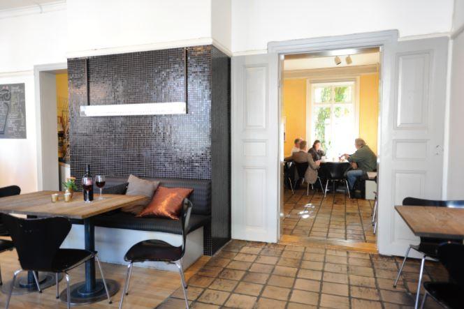 Kunstkafé med god mat og drikke, og en fantastisk bakgård.